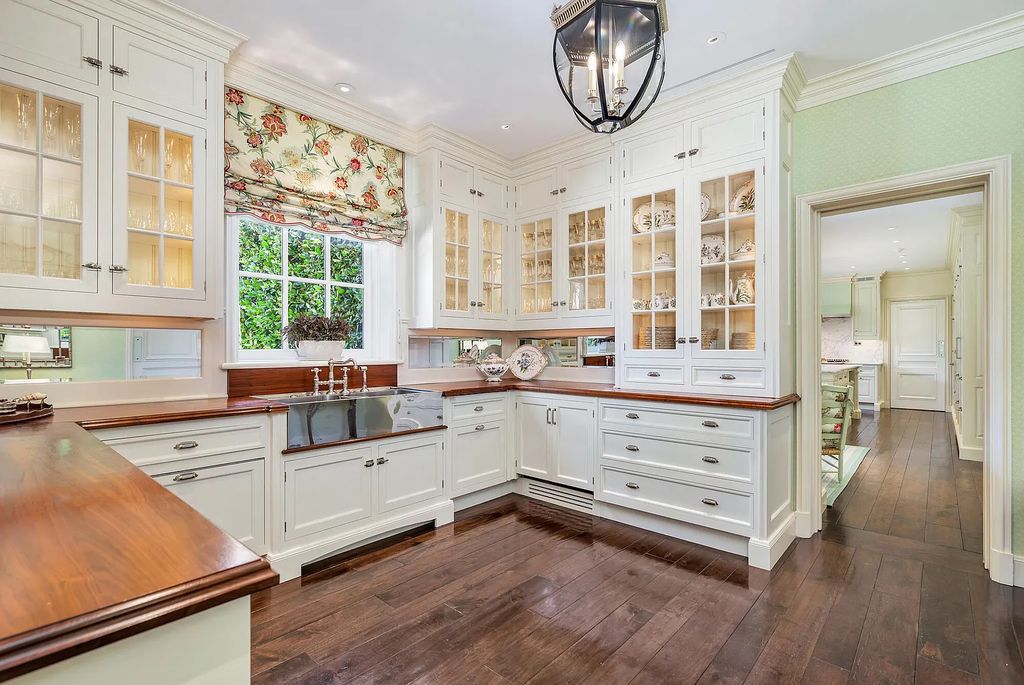 Welcome to 120 Via Del Lago, Palm Beach, Florida a Marion Sims Wyeth designed classic masterpiece. This 13,000+ sq ft Estate boasts 7 beds, 12 baths, expansive indoor/outdoor living areas, gardens, pool and separate guest house.
