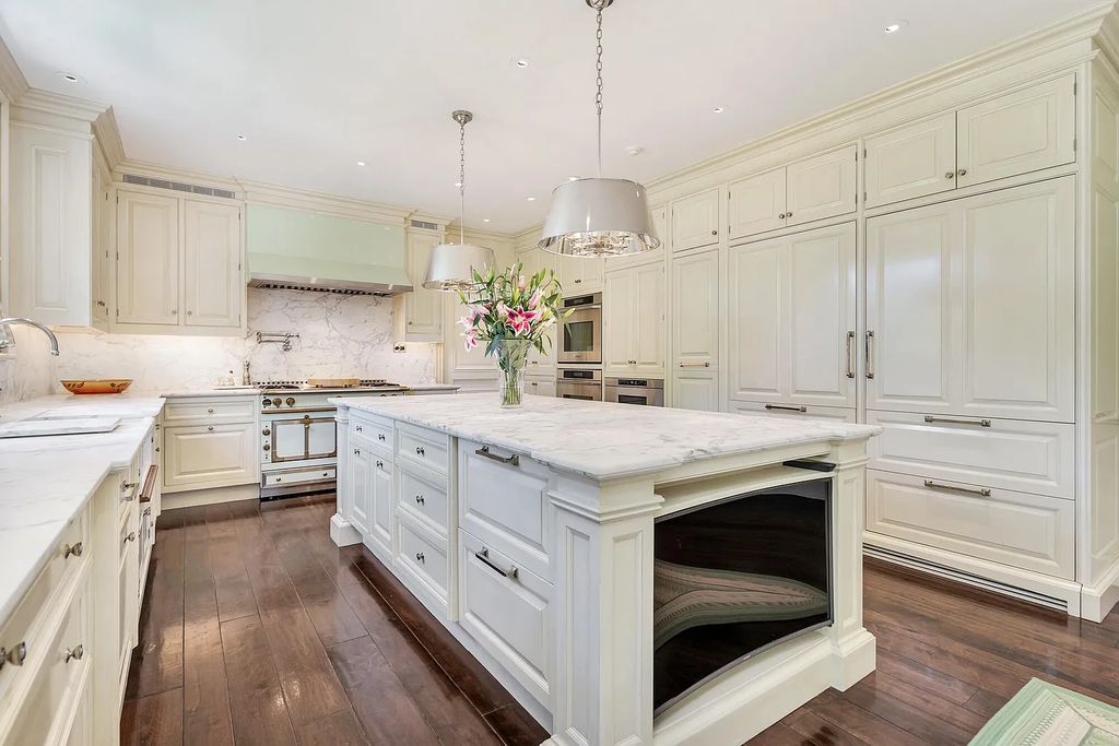 Welcome to 120 Via Del Lago, Palm Beach, Florida a Marion Sims Wyeth designed classic masterpiece. This 13,000+ sq ft Estate boasts 7 beds, 12 baths, expansive indoor/outdoor living areas, gardens, pool and separate guest house.
