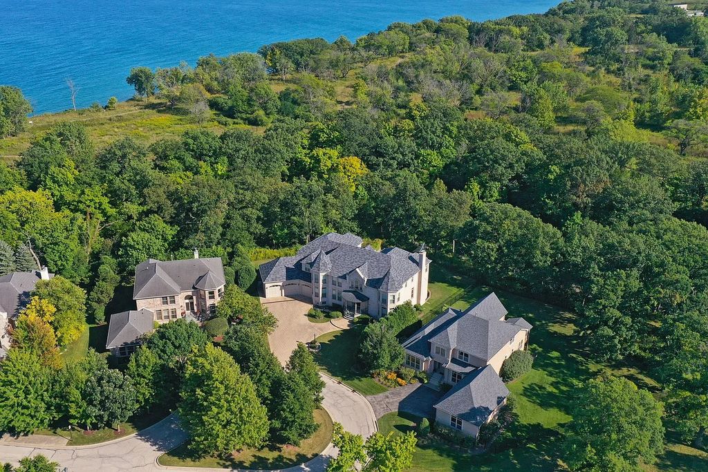 Step into a World of Natural Wonder and Tranquility with This Spectacular 2.649M Home in Highland Park IL 3