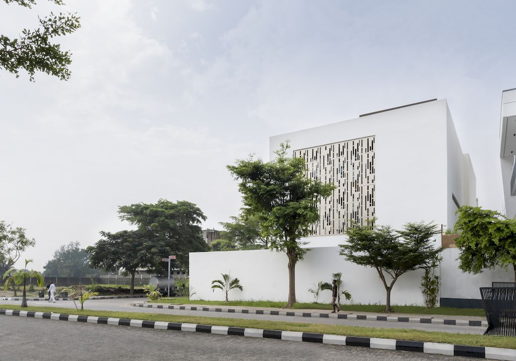 The Lantern House Features Clean and Srisp Lines by cmDesign Atelier