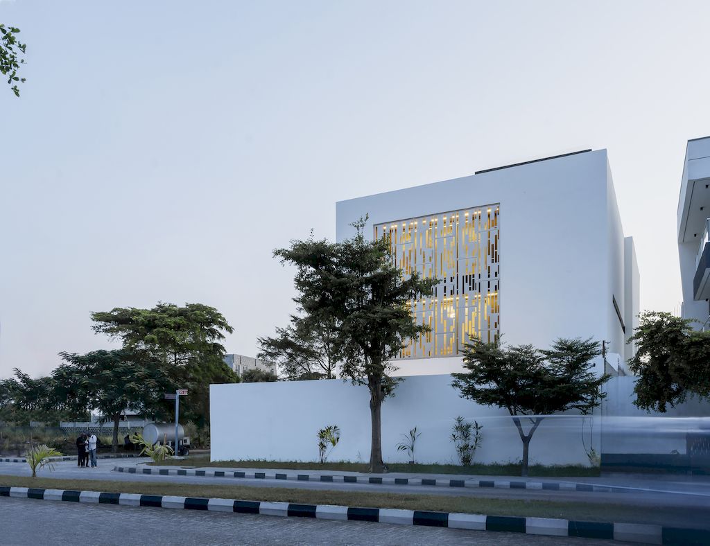 The Lantern House Features Clean and Srisp Lines by cmDesign Atelier