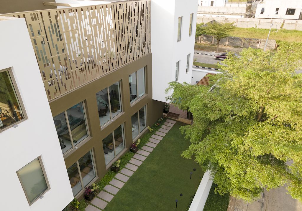 The Lantern House Features Clean and Srisp Lines by cmDesign Atelier