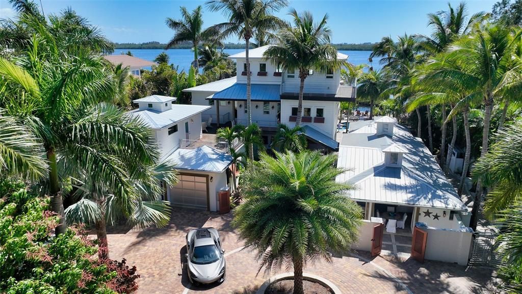 Experience luxury waterfront living at its finest with this stunning custom estate in 10216 46th Avenue W, Bradenton, Florida.
