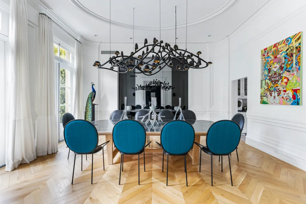 12770 S Bristol Circle Home in Los Angeles, California. Welcome to Bristol Chateau, a stunning classical residence designed by Studio William Hefner in the prestigious Brentwood Park neighborhood. This remarkable estate presents a seamless blend of traditional and contemporary styles. With meticulous attention to detail, Hefner has transformed this French chateau-inspired property into a truly exceptional living space.