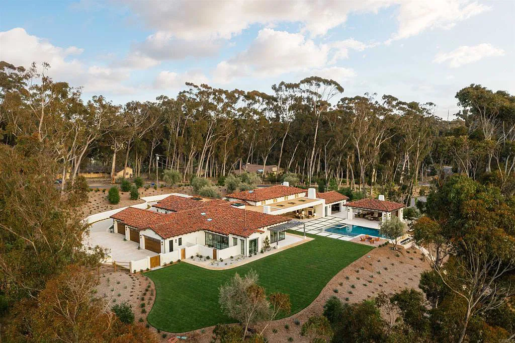 15250 Las Planideras Home in Rancho Santa Fe, California. Discover the extraordinary 15250 Las Planideras, a brand-new single-story custom home located on the desirable west side of Rancho Santa Fe. Built by the award-winning Herbst Construction and designed by Atelier A.Tesselaar, this exceptional property sits on nearly three acres of flat usable land.