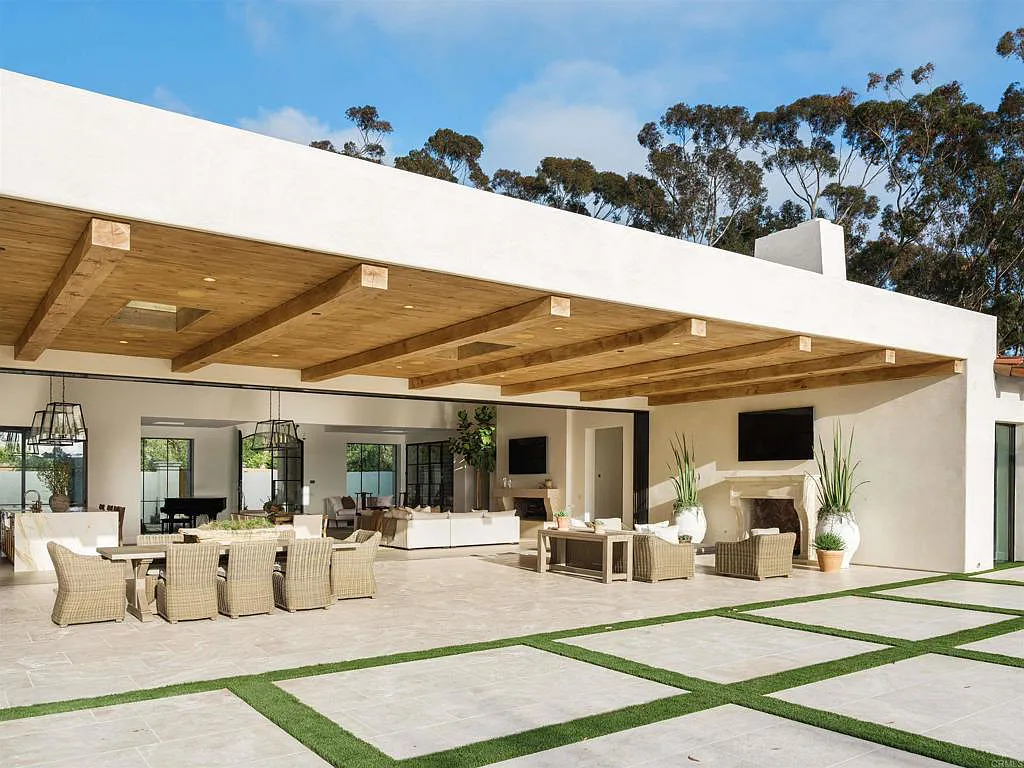 15250 Las Planideras Home in Rancho Santa Fe, California. Discover the extraordinary 15250 Las Planideras, a brand-new single-story custom home located on the desirable west side of Rancho Santa Fe. Built by the award-winning Herbst Construction and designed by Atelier A.Tesselaar, this exceptional property sits on nearly three acres of flat usable land.