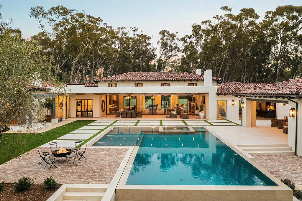 15250 Las Planideras Home in Rancho Santa Fe, California. Discover the extraordinary 15250 Las Planideras, a brand-new single-story custom home located on the desirable west side of Rancho Santa Fe. Built by the award-winning Herbst Construction and designed by Atelier A.Tesselaar, this exceptional property sits on nearly three acres of flat usable land.