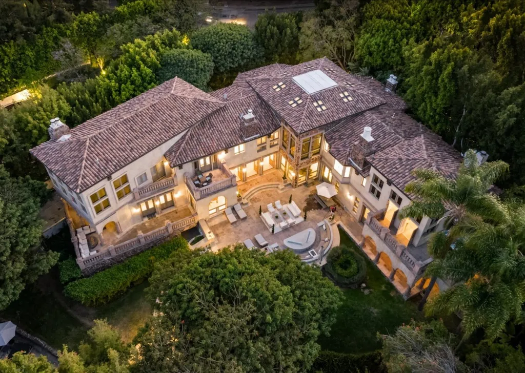 206 N Carolwood Drive Home in Los Angeles, California. Experience the epitome of luxurious living in this contemporary Tuscany-style estate nestled on the prestigious Carolwood Drive in prime Holmby Hills. Beyond the private gated entrance, this magnificent 10-bedroom, 10-bathroom residence awaits, surrounded by towering trees and lushly landscaped verdant grounds. Built with natural woods and imported stone, the home's romantic exterior seamlessly blends with the tranquil beauty of its surroundings.