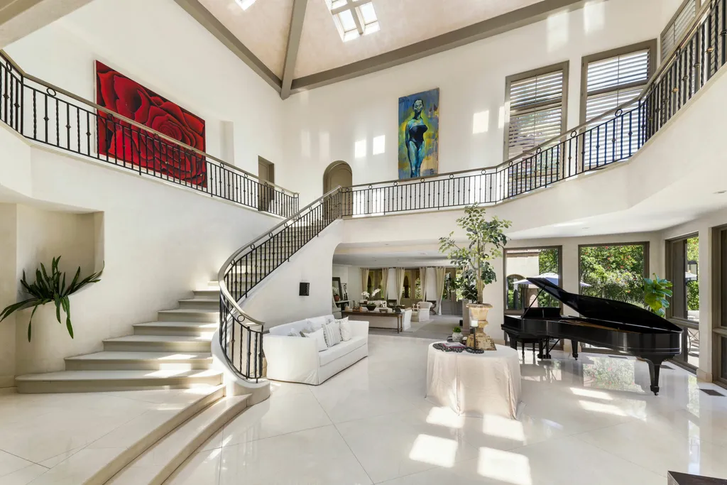206 N Carolwood Drive Home in Los Angeles, California. Experience the epitome of luxurious living in this contemporary Tuscany-style estate nestled on the prestigious Carolwood Drive in prime Holmby Hills. Beyond the private gated entrance, this magnificent 10-bedroom, 10-bathroom residence awaits, surrounded by towering trees and lushly landscaped verdant grounds. Built with natural woods and imported stone, the home's romantic exterior seamlessly blends with the tranquil beauty of its surroundings.