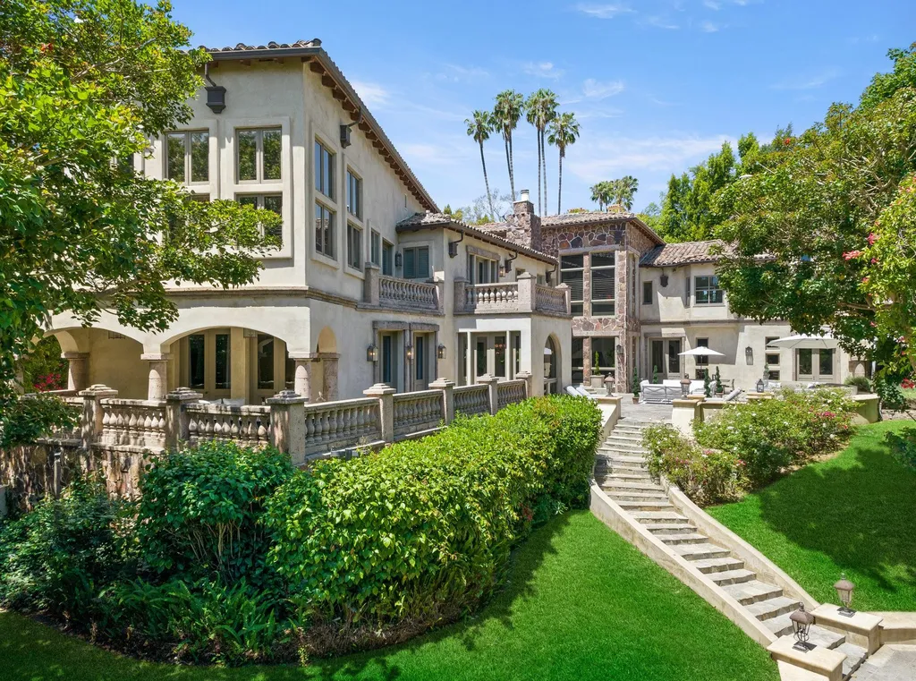 206 N Carolwood Drive Home in Los Angeles, California. Experience the epitome of luxurious living in this contemporary Tuscany-style estate nestled on the prestigious Carolwood Drive in prime Holmby Hills. Beyond the private gated entrance, this magnificent 10-bedroom, 10-bathroom residence awaits, surrounded by towering trees and lushly landscaped verdant grounds. Built with natural woods and imported stone, the home's romantic exterior seamlessly blends with the tranquil beauty of its surroundings.