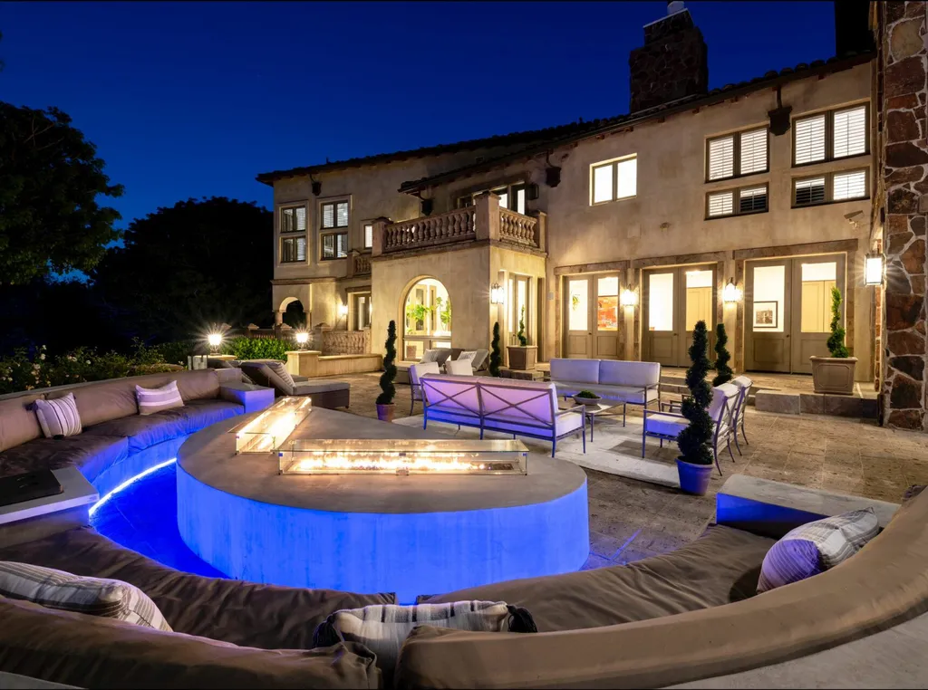 206 N Carolwood Drive Home in Los Angeles, California. Experience the epitome of luxurious living in this contemporary Tuscany-style estate nestled on the prestigious Carolwood Drive in prime Holmby Hills. Beyond the private gated entrance, this magnificent 10-bedroom, 10-bathroom residence awaits, surrounded by towering trees and lushly landscaped verdant grounds. Built with natural woods and imported stone, the home's romantic exterior seamlessly blends with the tranquil beauty of its surroundings.