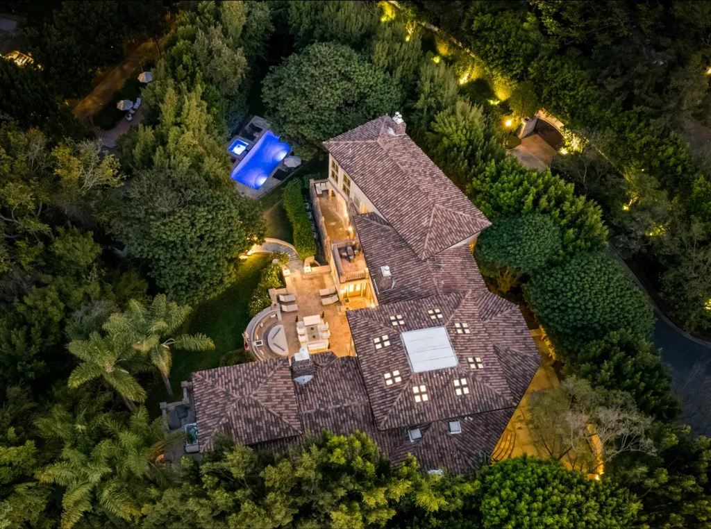206 N Carolwood Drive Home in Los Angeles, California. Experience the epitome of luxurious living in this contemporary Tuscany-style estate nestled on the prestigious Carolwood Drive in prime Holmby Hills. Beyond the private gated entrance, this magnificent 10-bedroom, 10-bathroom residence awaits, surrounded by towering trees and lushly landscaped verdant grounds. Built with natural woods and imported stone, the home's romantic exterior seamlessly blends with the tranquil beauty of its surroundings.
