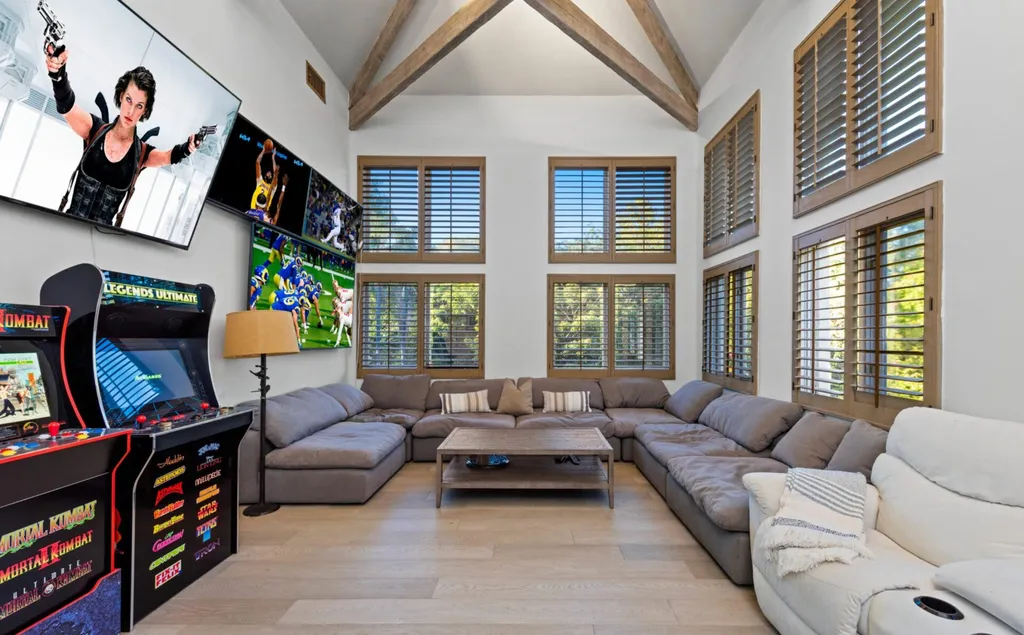 206 N Carolwood Drive Home in Los Angeles, California. Experience the epitome of luxurious living in this contemporary Tuscany-style estate nestled on the prestigious Carolwood Drive in prime Holmby Hills. Beyond the private gated entrance, this magnificent 10-bedroom, 10-bathroom residence awaits, surrounded by towering trees and lushly landscaped verdant grounds. Built with natural woods and imported stone, the home's romantic exterior seamlessly blends with the tranquil beauty of its surroundings.