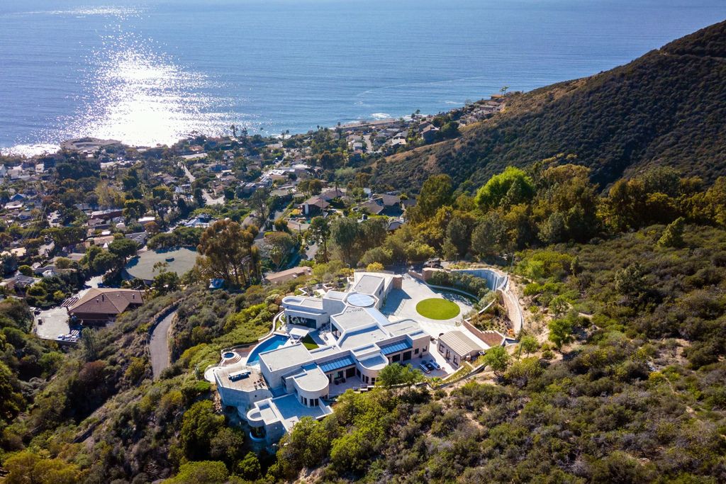 31401 Mar Vista Avenue Home in Laguna Beach, California. Located just minutes away from the prestigious Montage Laguna Beach resort, this unparalleled estate is situated in Southern California, offering stunning views of the Pacific Ocean and access to secluded beaches. Spread across 12 acres of native California landscape, this thoughtfully constructed property showcases exquisite design, abundant natural light, and a seamless integration with the surrounding environment.