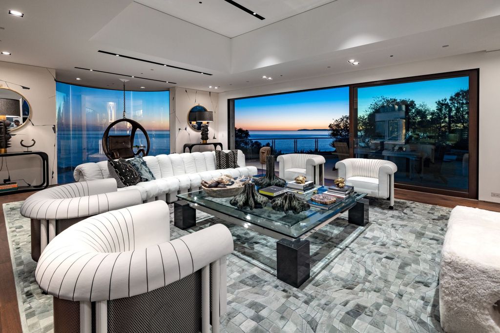 31401 Mar Vista Avenue Home in Laguna Beach, California. Located just minutes away from the prestigious Montage Laguna Beach resort, this unparalleled estate is situated in Southern California, offering stunning views of the Pacific Ocean and access to secluded beaches. Spread across 12 acres of native California landscape, this thoughtfully constructed property showcases exquisite design, abundant natural light, and a seamless integration with the surrounding environment.