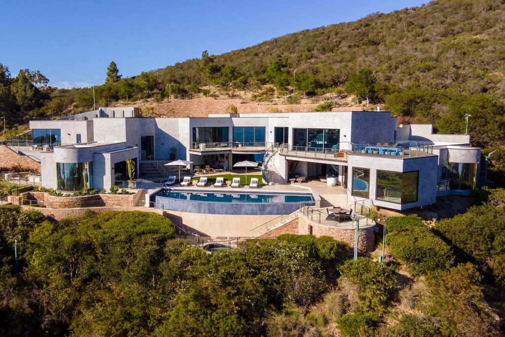 31401 Mar Vista Avenue Home in Laguna Beach, California. Located just minutes away from the prestigious Montage Laguna Beach resort, this unparalleled estate is situated in Southern California, offering stunning views of the Pacific Ocean and access to secluded beaches. Spread across 12 acres of native California landscape, this thoughtfully constructed property showcases exquisite design, abundant natural light, and a seamless integration with the surrounding environment.