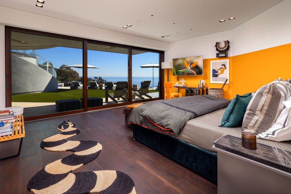 31401 Mar Vista Avenue Home in Laguna Beach, California. Located just minutes away from the prestigious Montage Laguna Beach resort, this unparalleled estate is situated in Southern California, offering stunning views of the Pacific Ocean and access to secluded beaches. Spread across 12 acres of native California landscape, this thoughtfully constructed property showcases exquisite design, abundant natural light, and a seamless integration with the surrounding environment.