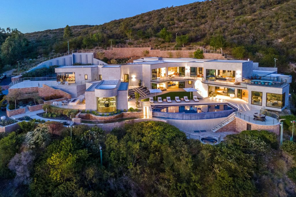 31401 Mar Vista Avenue Home in Laguna Beach, California. Located just minutes away from the prestigious Montage Laguna Beach resort, this unparalleled estate is situated in Southern California, offering stunning views of the Pacific Ocean and access to secluded beaches. Spread across 12 acres of native California landscape, this thoughtfully constructed property showcases exquisite design, abundant natural light, and a seamless integration with the surrounding environment.