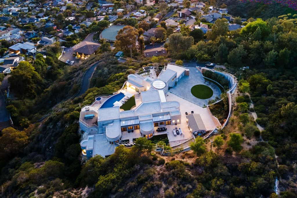 31401 Mar Vista Avenue Home in Laguna Beach, California. Located just minutes away from the prestigious Montage Laguna Beach resort, this unparalleled estate is situated in Southern California, offering stunning views of the Pacific Ocean and access to secluded beaches. Spread across 12 acres of native California landscape, this thoughtfully constructed property showcases exquisite design, abundant natural light, and a seamless integration with the surrounding environment.