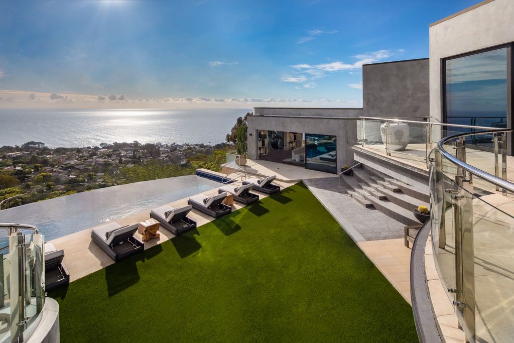 31401 Mar Vista Avenue Home in Laguna Beach, California. Located just minutes away from the prestigious Montage Laguna Beach resort, this unparalleled estate is situated in Southern California, offering stunning views of the Pacific Ocean and access to secluded beaches. Spread across 12 acres of native California landscape, this thoughtfully constructed property showcases exquisite design, abundant natural light, and a seamless integration with the surrounding environment.