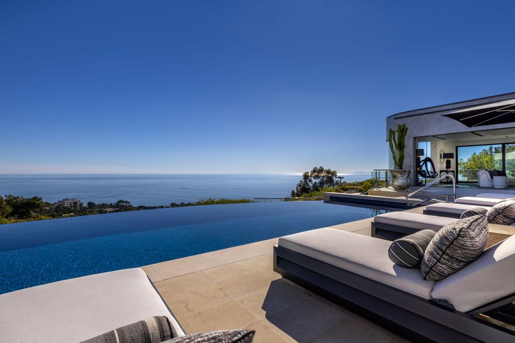 31401 Mar Vista Avenue Home in Laguna Beach, California. Located just minutes away from the prestigious Montage Laguna Beach resort, this unparalleled estate is situated in Southern California, offering stunning views of the Pacific Ocean and access to secluded beaches. Spread across 12 acres of native California landscape, this thoughtfully constructed property showcases exquisite design, abundant natural light, and a seamless integration with the surrounding environment.