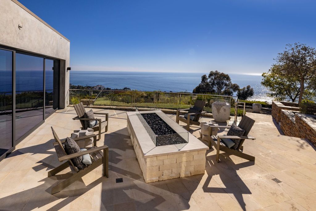 31401 Mar Vista Avenue Home in Laguna Beach, California. Located just minutes away from the prestigious Montage Laguna Beach resort, this unparalleled estate is situated in Southern California, offering stunning views of the Pacific Ocean and access to secluded beaches. Spread across 12 acres of native California landscape, this thoughtfully constructed property showcases exquisite design, abundant natural light, and a seamless integration with the surrounding environment.