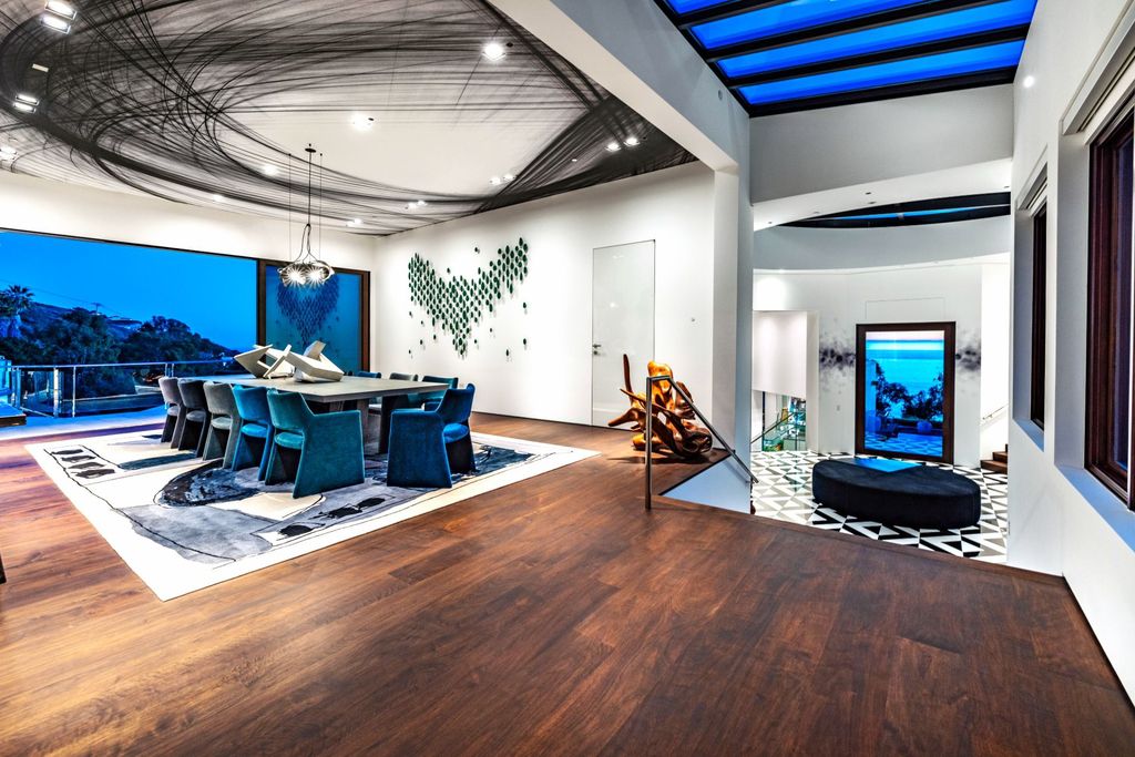 31401 Mar Vista Avenue Home in Laguna Beach, California. Located just minutes away from the prestigious Montage Laguna Beach resort, this unparalleled estate is situated in Southern California, offering stunning views of the Pacific Ocean and access to secluded beaches. Spread across 12 acres of native California landscape, this thoughtfully constructed property showcases exquisite design, abundant natural light, and a seamless integration with the surrounding environment.