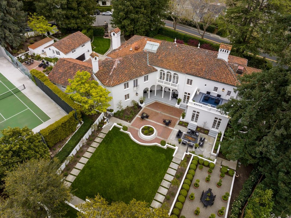 395 Hampton Road Home in Piedmont, California. The property has been expertly modernized while still maintaining its elegant provenance, with features such as custom cabinetry, marble countertops, and premium fixtures and appliances. The house boasts a newly renovated and expanded kitchen, formal living and dining rooms, and sweeping outdoor patios. 