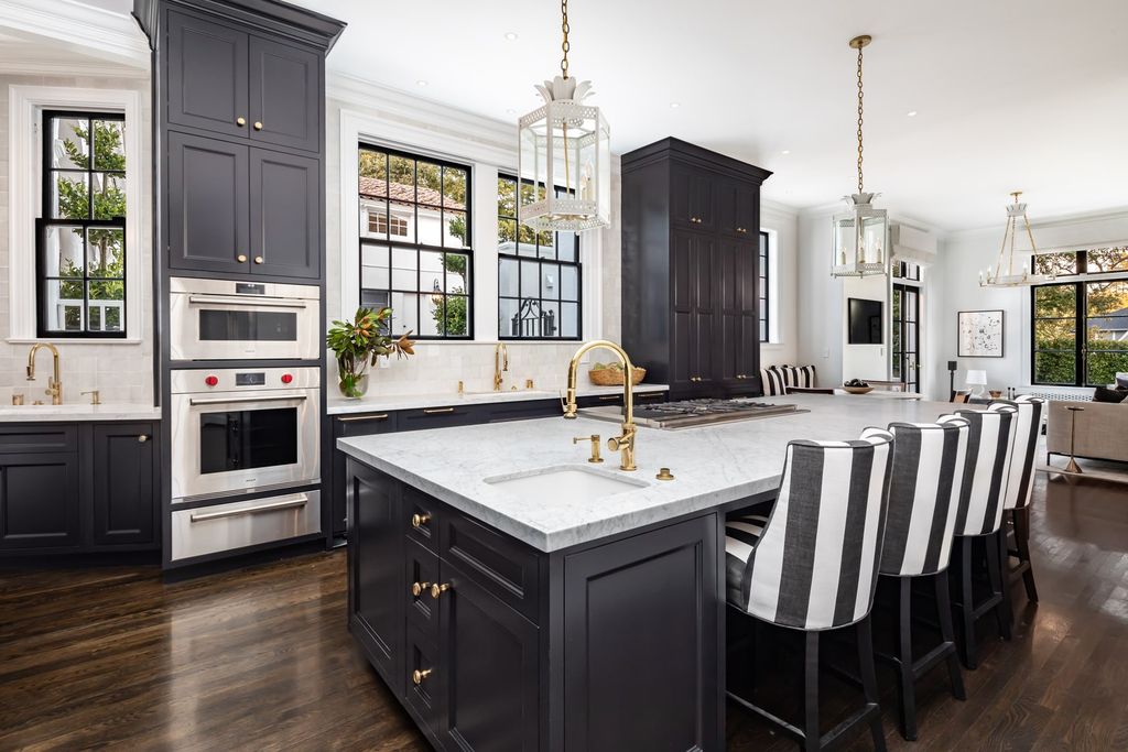 395 Hampton Road Home in Piedmont, California. The property has been expertly modernized while still maintaining its elegant provenance, with features such as custom cabinetry, marble countertops, and premium fixtures and appliances. The house boasts a newly renovated and expanded kitchen, formal living and dining rooms, and sweeping outdoor patios. 