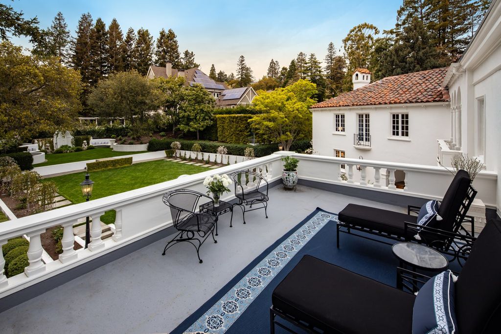 395 Hampton Road Home in Piedmont, California. The property has been expertly modernized while still maintaining its elegant provenance, with features such as custom cabinetry, marble countertops, and premium fixtures and appliances. The house boasts a newly renovated and expanded kitchen, formal living and dining rooms, and sweeping outdoor patios. 