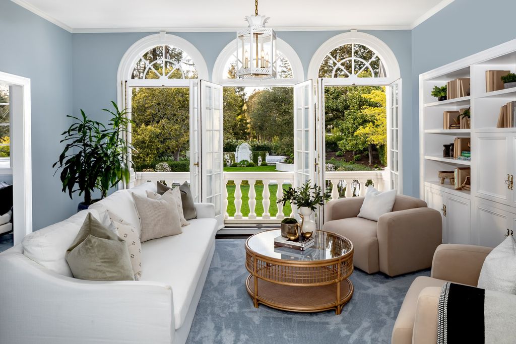 395 Hampton Road Home in Piedmont, California. The property has been expertly modernized while still maintaining its elegant provenance, with features such as custom cabinetry, marble countertops, and premium fixtures and appliances. The house boasts a newly renovated and expanded kitchen, formal living and dining rooms, and sweeping outdoor patios. 