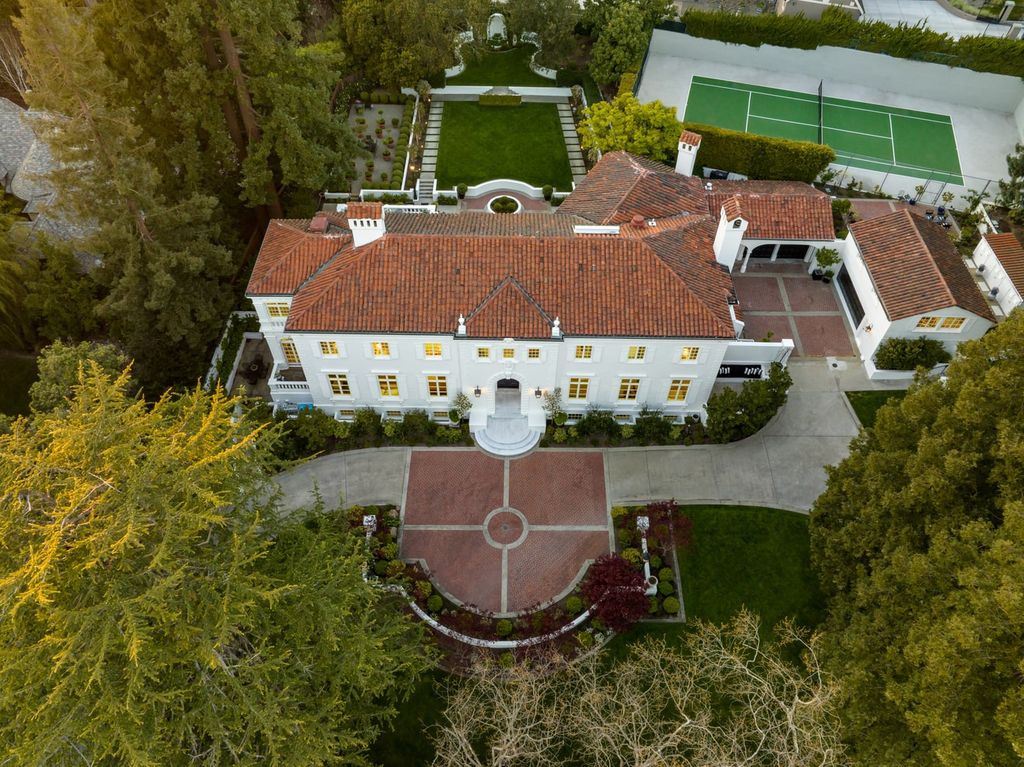 395 Hampton Road Home in Piedmont, California. The property has been expertly modernized while still maintaining its elegant provenance, with features such as custom cabinetry, marble countertops, and premium fixtures and appliances. The house boasts a newly renovated and expanded kitchen, formal living and dining rooms, and sweeping outdoor patios. 