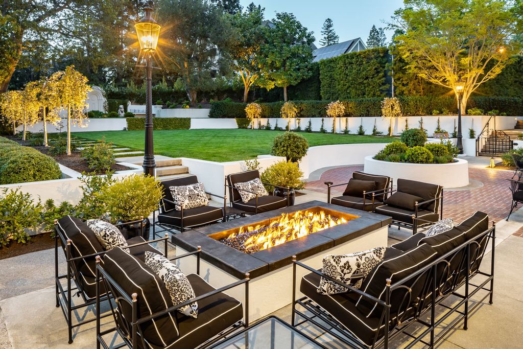 395 Hampton Road Home in Piedmont, California. The property has been expertly modernized while still maintaining its elegant provenance, with features such as custom cabinetry, marble countertops, and premium fixtures and appliances. The house boasts a newly renovated and expanded kitchen, formal living and dining rooms, and sweeping outdoor patios. 