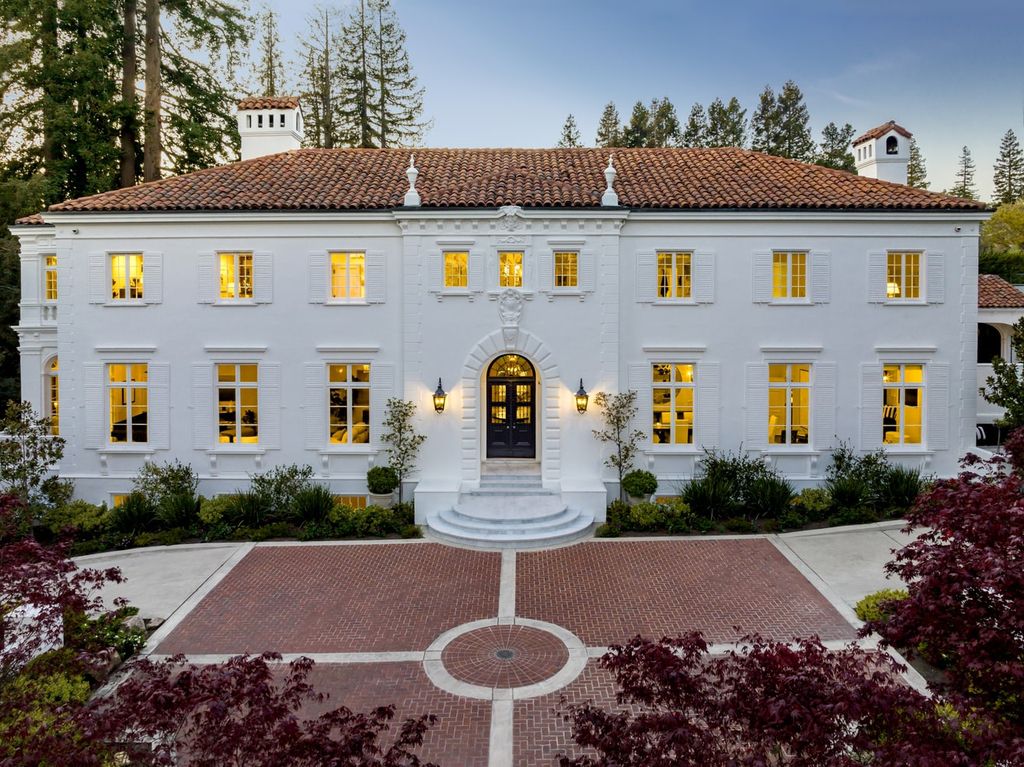 395 Hampton Road Home in Piedmont, California. The property has been expertly modernized while still maintaining its elegant provenance, with features such as custom cabinetry, marble countertops, and premium fixtures and appliances. The house boasts a newly renovated and expanded kitchen, formal living and dining rooms, and sweeping outdoor patios. 