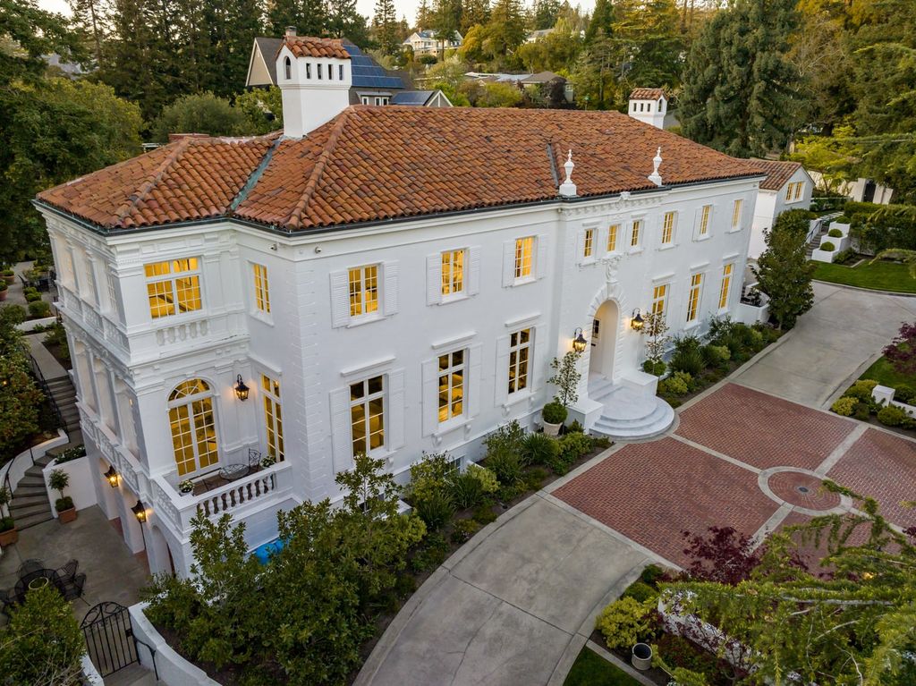 395 Hampton Road Home in Piedmont, California. The property has been expertly modernized while still maintaining its elegant provenance, with features such as custom cabinetry, marble countertops, and premium fixtures and appliances. The house boasts a newly renovated and expanded kitchen, formal living and dining rooms, and sweeping outdoor patios. 
