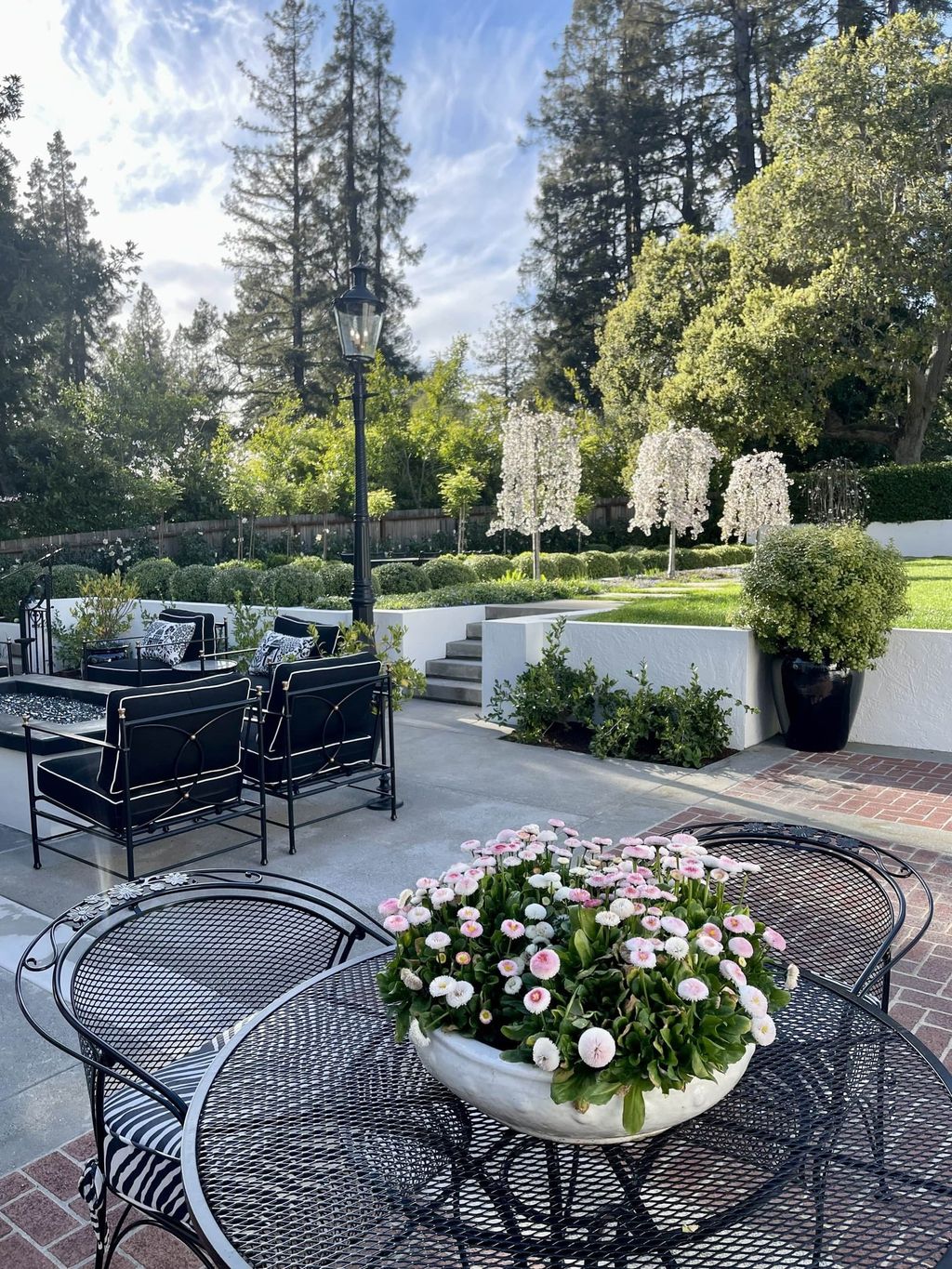 395 Hampton Road Home in Piedmont, California. The property has been expertly modernized while still maintaining its elegant provenance, with features such as custom cabinetry, marble countertops, and premium fixtures and appliances. The house boasts a newly renovated and expanded kitchen, formal living and dining rooms, and sweeping outdoor patios. 