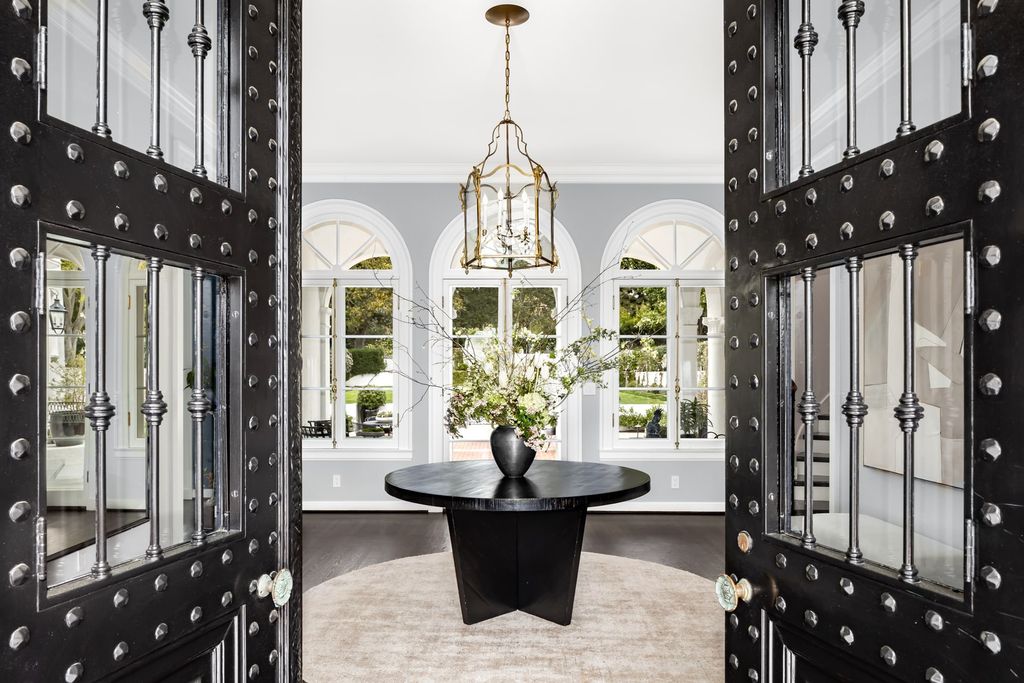 395 Hampton Road Home in Piedmont, California. The property has been expertly modernized while still maintaining its elegant provenance, with features such as custom cabinetry, marble countertops, and premium fixtures and appliances. The house boasts a newly renovated and expanded kitchen, formal living and dining rooms, and sweeping outdoor patios. 