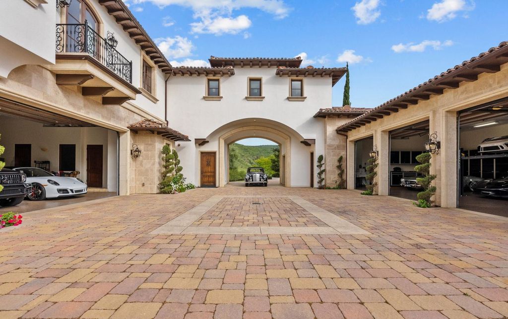 4787 Windhaven Drive Home in Thousand Oaks, California. Windhaven Vineyard Estate is a luxurious Mediterranean palace located in the guard-gated community of Country Club Estates. The estate sits on nearly 5 acres with stunning views of mountains, vineyards, and a golf course. 