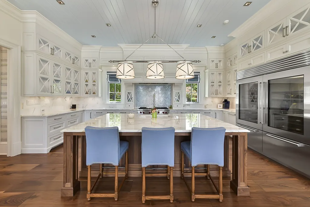 7214 Baltusrol Lane Home in Charlotte, North Carolina. Recently renovated with custom details, including Canadian Black Walnut hardwoods and Italian Calacatta marble, this home exudes elegance. The chef's kitchen, luxurious primary suite, and outdoor entertainment area with a pool and fireplace make this home the epitome of luxury. With a 3-car garage and golf cart bay, it caters to every need. Don't miss this opportunity to own a truly remarkable property.