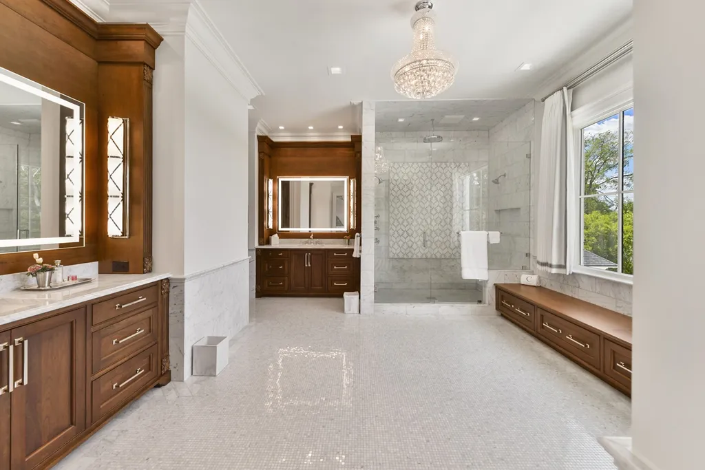 7214 Baltusrol Lane Home in Charlotte, North Carolina. Recently renovated with custom details, including Canadian Black Walnut hardwoods and Italian Calacatta marble, this home exudes elegance. The chef's kitchen, luxurious primary suite, and outdoor entertainment area with a pool and fireplace make this home the epitome of luxury. With a 3-car garage and golf cart bay, it caters to every need. Don't miss this opportunity to own a truly remarkable property.