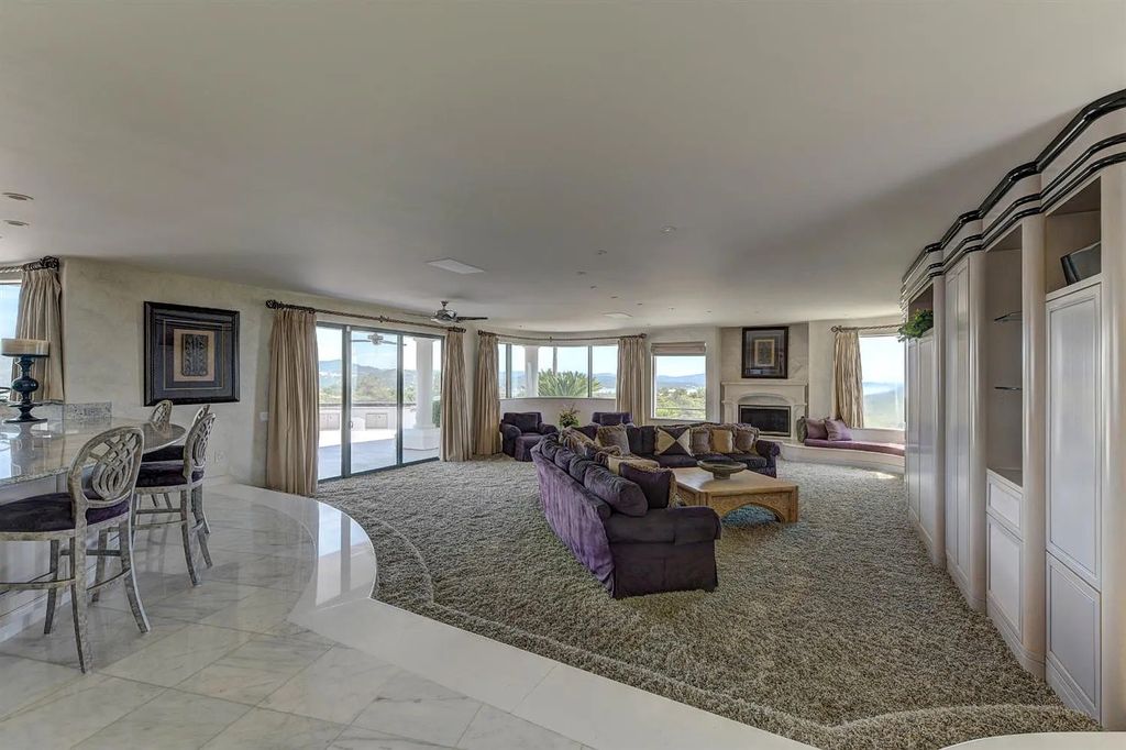 9125 Vista De Lago Court Home in Granite Bay, California. This grand estate is located at the highest point of Los Lagos, providing breathtaking views of Folsom Lake, the Sierra Nevada Mountains, and the Sacramento skyline. The main house boasts over 11,500 square feet while the guest house offers an additional 5,200 square feet.