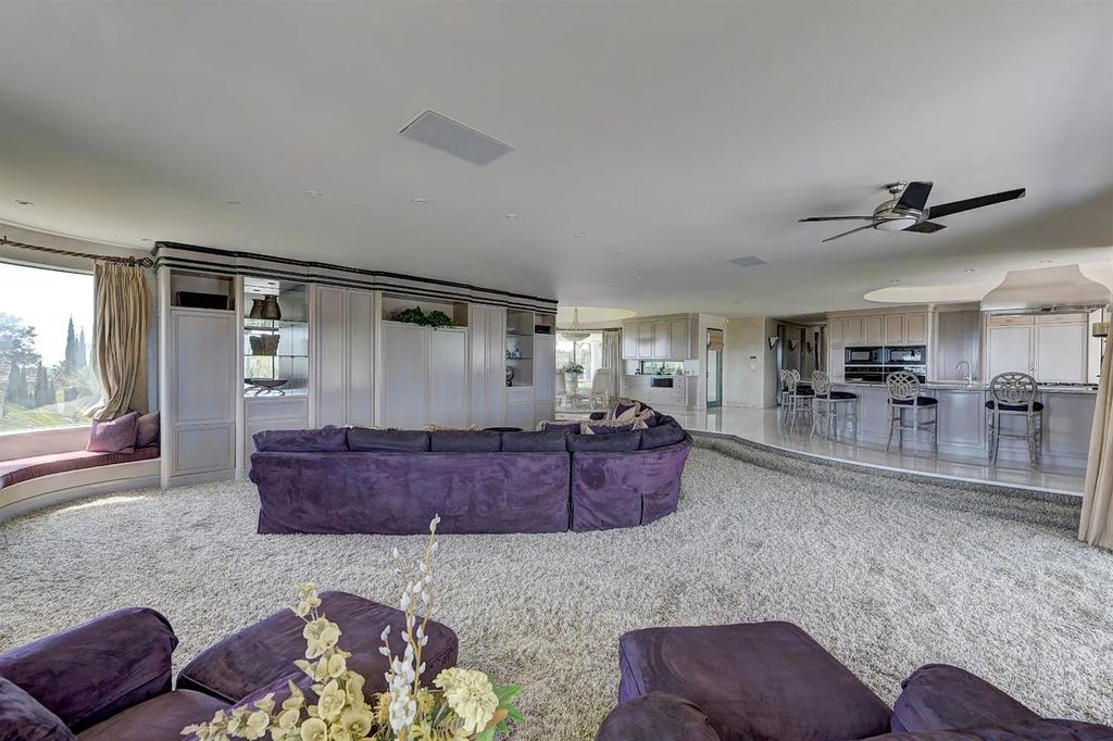 9125 Vista De Lago Court Home in Granite Bay, California. This grand estate is located at the highest point of Los Lagos, providing breathtaking views of Folsom Lake, the Sierra Nevada Mountains, and the Sacramento skyline. The main house boasts over 11,500 square feet while the guest house offers an additional 5,200 square feet.