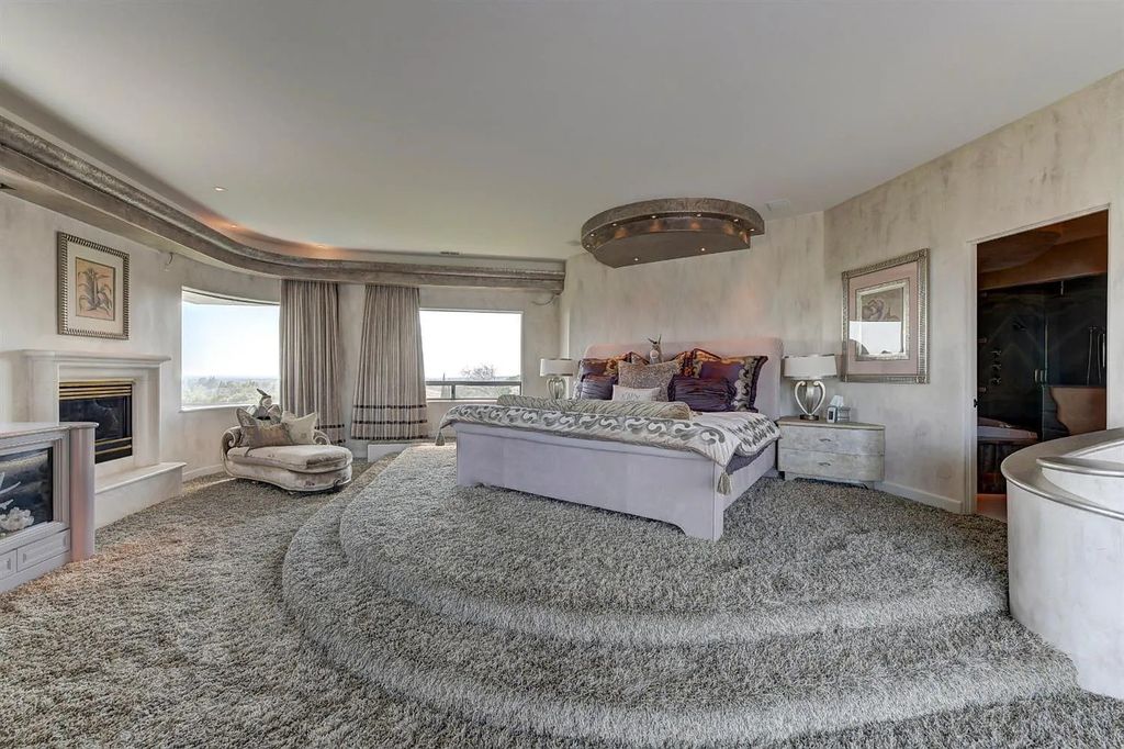 9125 Vista De Lago Court Home in Granite Bay, California. This grand estate is located at the highest point of Los Lagos, providing breathtaking views of Folsom Lake, the Sierra Nevada Mountains, and the Sacramento skyline. The main house boasts over 11,500 square feet while the guest house offers an additional 5,200 square feet.