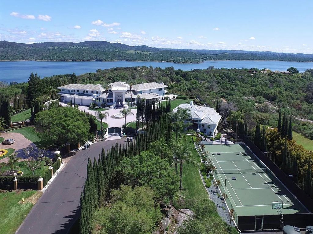 9125 Vista De Lago Court Home in Granite Bay, California. This grand estate is located at the highest point of Los Lagos, providing breathtaking views of Folsom Lake, the Sierra Nevada Mountains, and the Sacramento skyline. The main house boasts over 11,500 square feet while the guest house offers an additional 5,200 square feet.