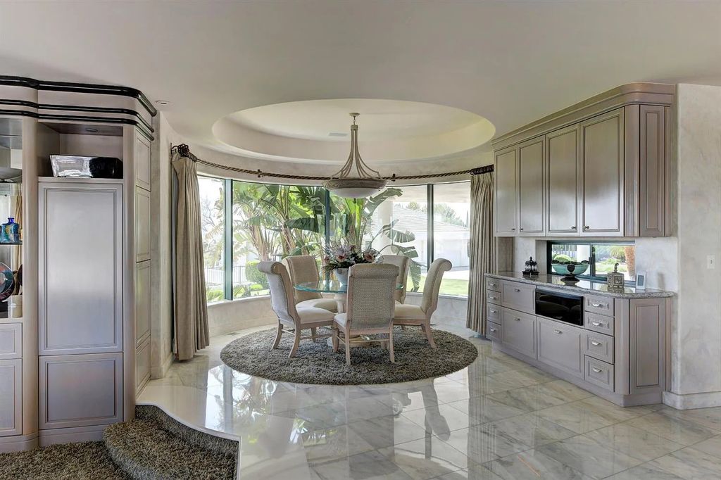9125 Vista De Lago Court Home in Granite Bay, California. This grand estate is located at the highest point of Los Lagos, providing breathtaking views of Folsom Lake, the Sierra Nevada Mountains, and the Sacramento skyline. The main house boasts over 11,500 square feet while the guest house offers an additional 5,200 square feet.