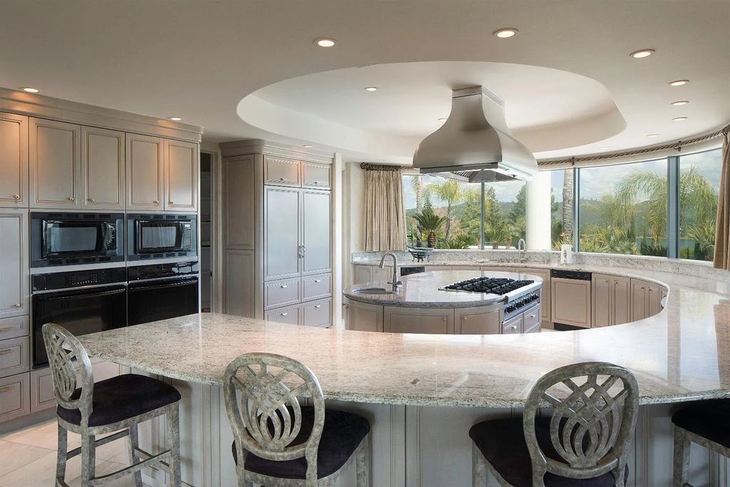 9125 Vista De Lago Court Home in Granite Bay, California. This grand estate is located at the highest point of Los Lagos, providing breathtaking views of Folsom Lake, the Sierra Nevada Mountains, and the Sacramento skyline. The main house boasts over 11,500 square feet while the guest house offers an additional 5,200 square feet.