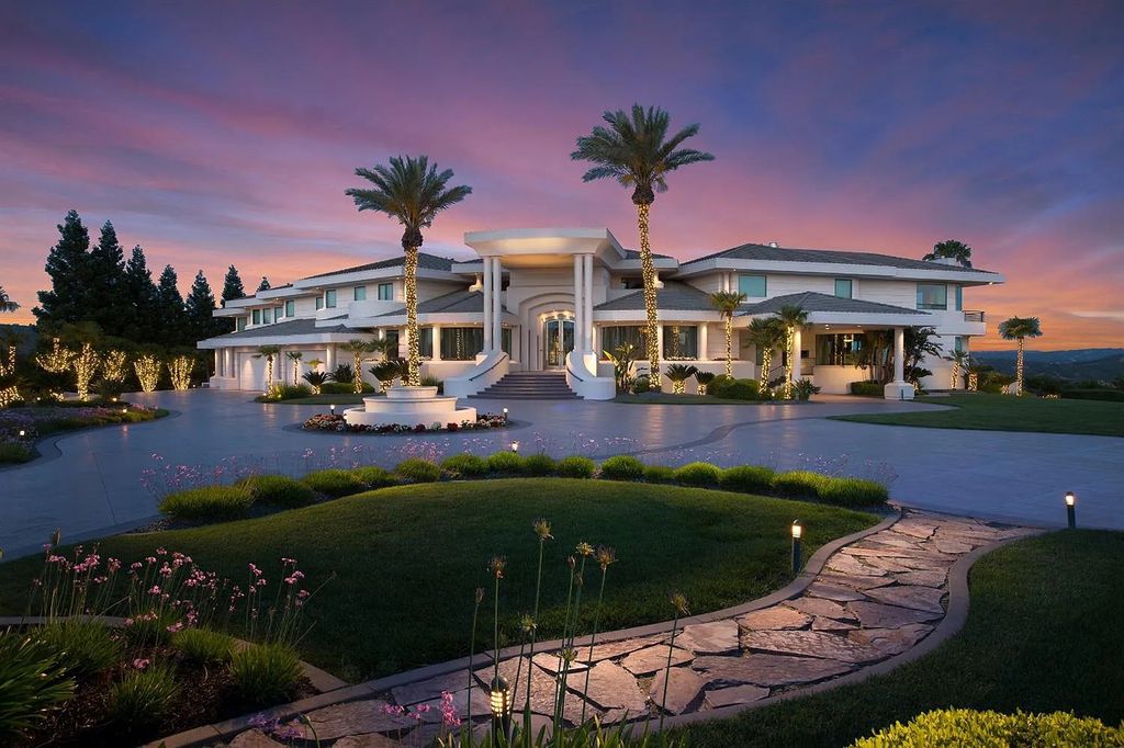 9125 Vista De Lago Court Home in Granite Bay, California. This grand estate is located at the highest point of Los Lagos, providing breathtaking views of Folsom Lake, the Sierra Nevada Mountains, and the Sacramento skyline. The main house boasts over 11,500 square feet while the guest house offers an additional 5,200 square feet.