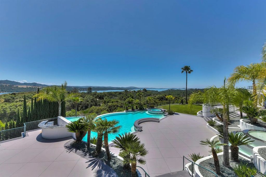 9125 Vista De Lago Court Home in Granite Bay, California. This grand estate is located at the highest point of Los Lagos, providing breathtaking views of Folsom Lake, the Sierra Nevada Mountains, and the Sacramento skyline. The main house boasts over 11,500 square feet while the guest house offers an additional 5,200 square feet.