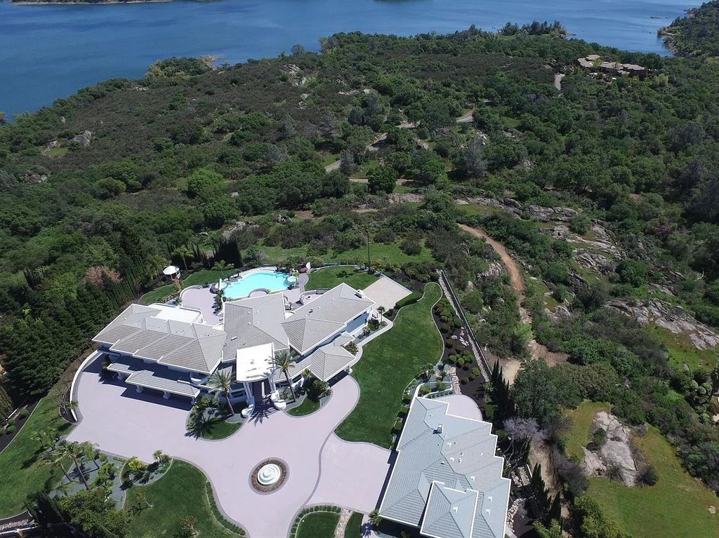 9125 Vista De Lago Court Home in Granite Bay, California. This grand estate is located at the highest point of Los Lagos, providing breathtaking views of Folsom Lake, the Sierra Nevada Mountains, and the Sacramento skyline. The main house boasts over 11,500 square feet while the guest house offers an additional 5,200 square feet.