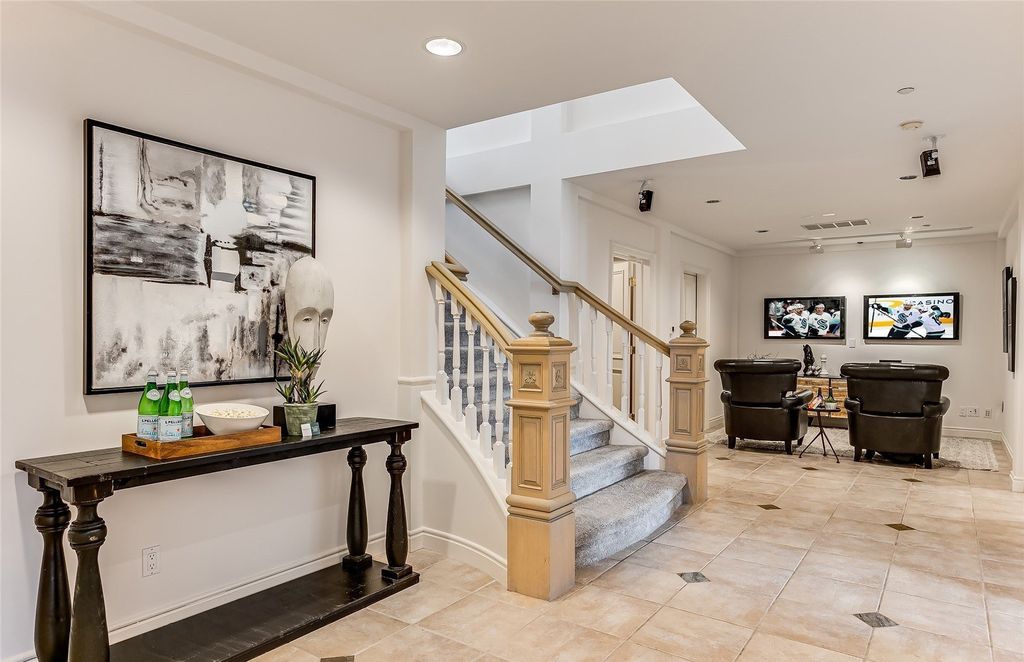 Breathtaking Waterfront Estate on East Lake Sammamish: A Contemporary Icon with 104' of Shoreline, Listed at $7.498M